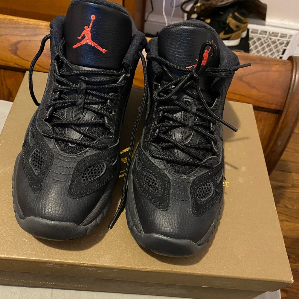 AIR JORDAN 11 IE LOW 'REFEREE'